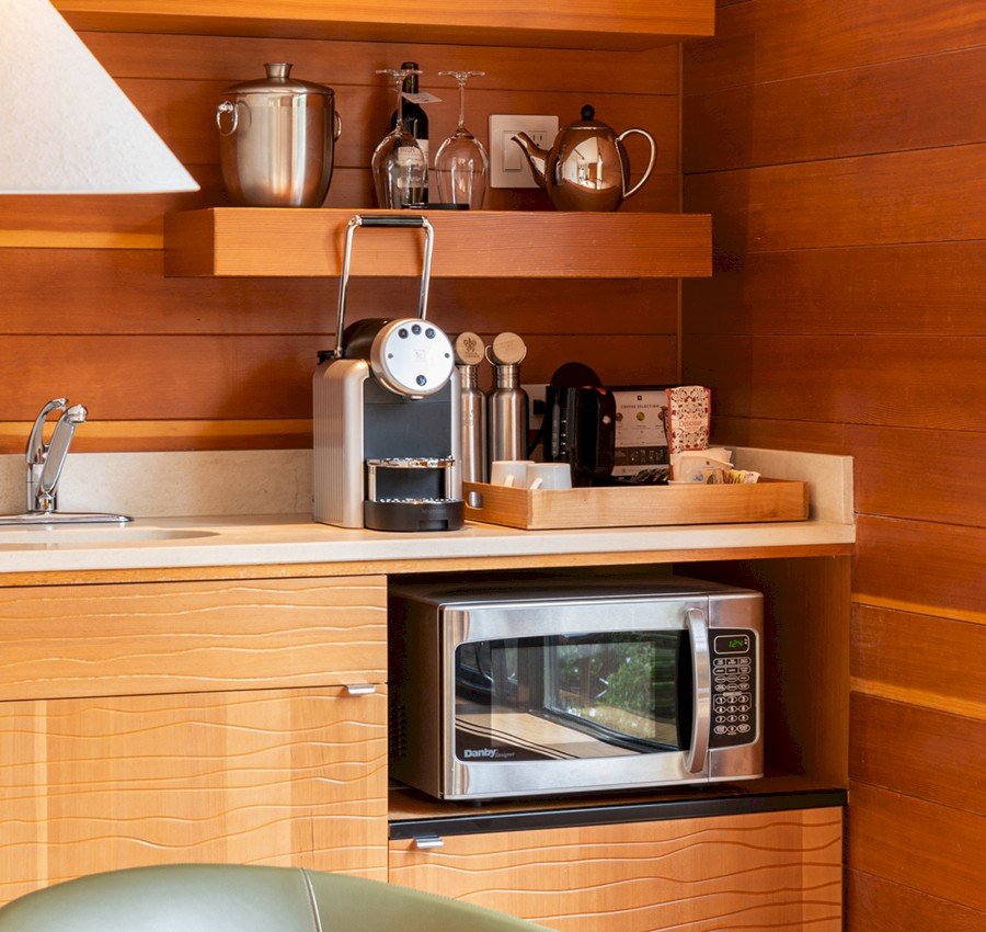 Beachcomber Suite Wet Bar